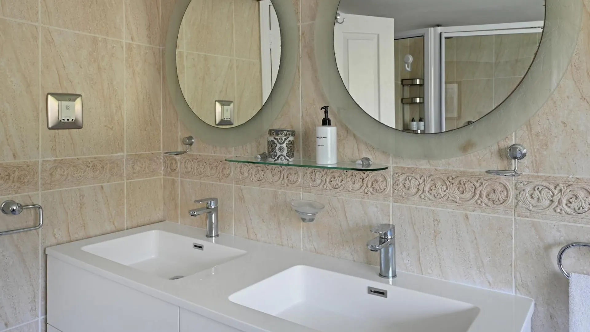 Elegant Camps Bay Villa With Pool 150M To Beach Cape Town 0*,  South Africa